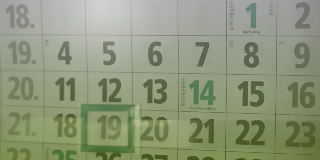 Abbildung eines Kalendars. Der Tag 19 ist hervorgehoben.